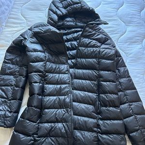 Eddie Bauer Black Hooded Puffer Jacket Hip Length with Zippered Pockets